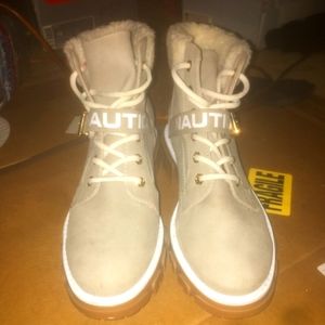 Nautica boots with fur